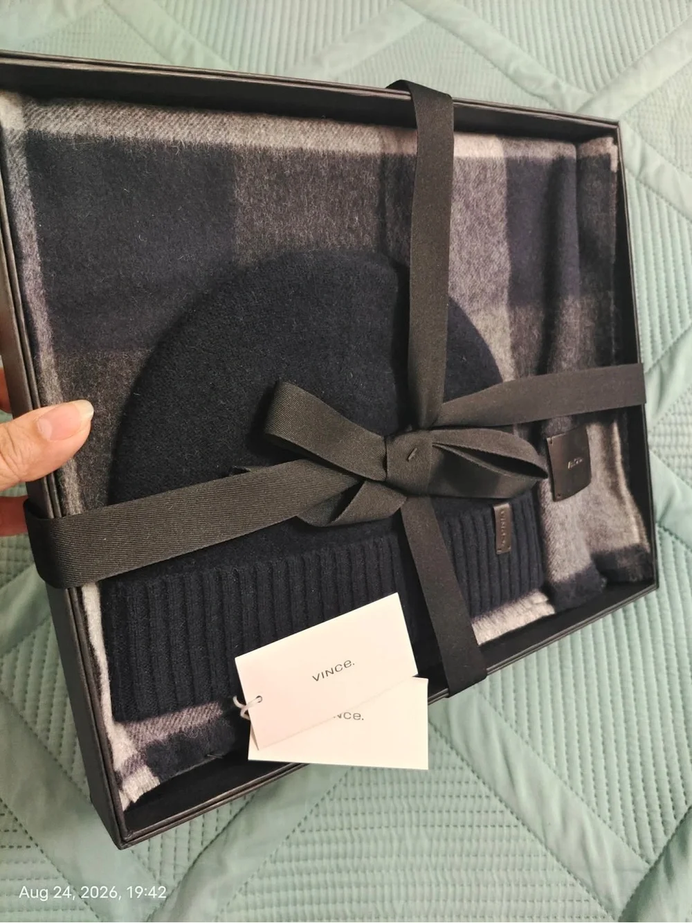 NWT VINCE Men’s Navy Beanie & Gray Plaid Scarf Gift Set Wool Cashmere Blend